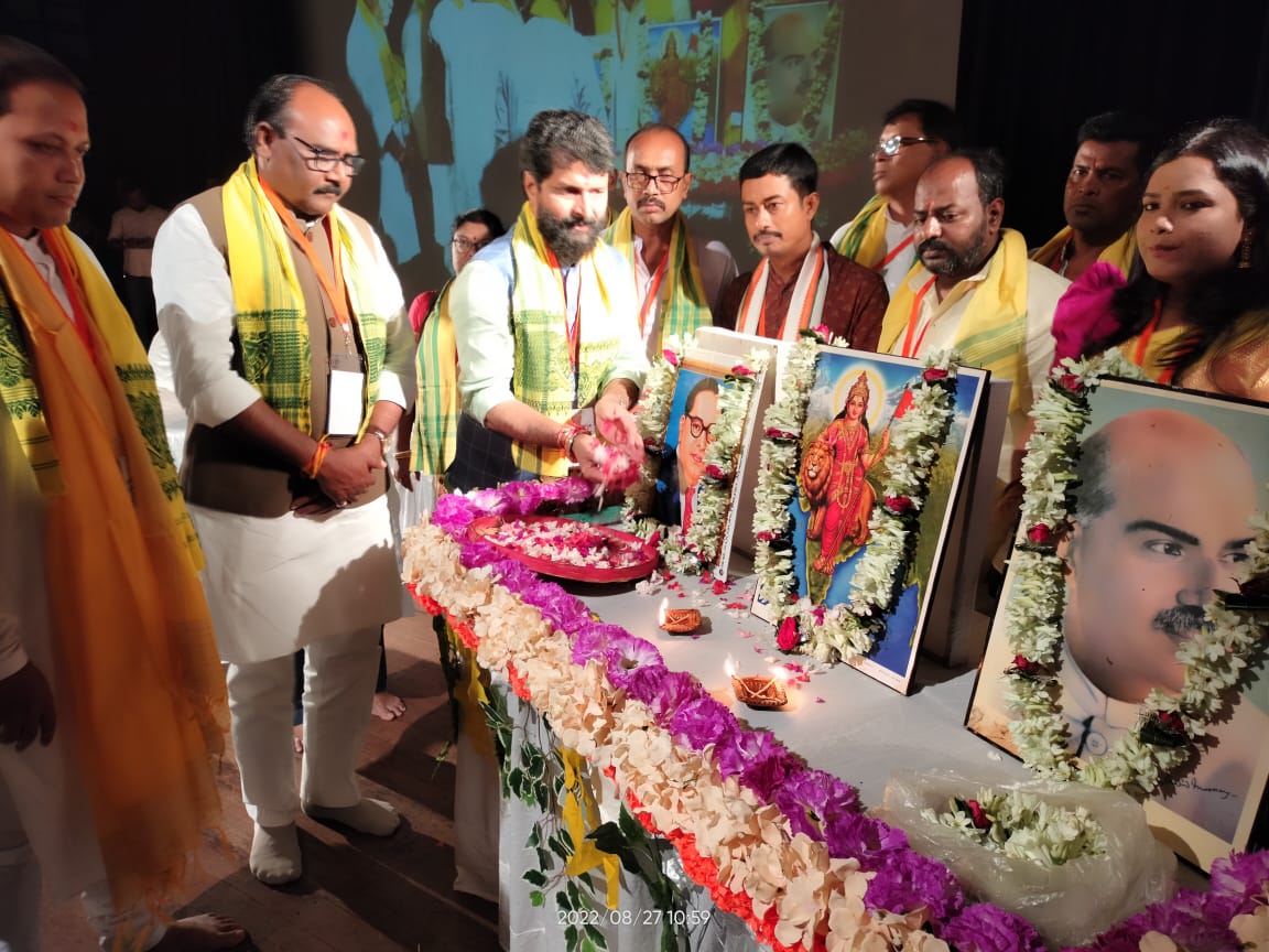 BjpScMorchaWB's tweet photo. @BjpScMorchaWB এর রাজ্য কার্যকারিণী বৈঠক পতাকা উত্তোলন ও প্রদীপ প্রজ্বলনের মাধ্যমে শুভারম্ভ হল ICCR সভাগৃহ কোলকাতায়।

উপস্থিত ছিলেন @CTRavi_BJP ji, @LalSinghArya ji,@Amitava_BJP ji, Satish Dhond ji সহ সকল তপশিলী MP, MLA গণ, রাজ্য কমিটির সকল পদাধিকারী ও জেলা নেতৃত্বগণ । https://t.co/XlXrVb5oJZ