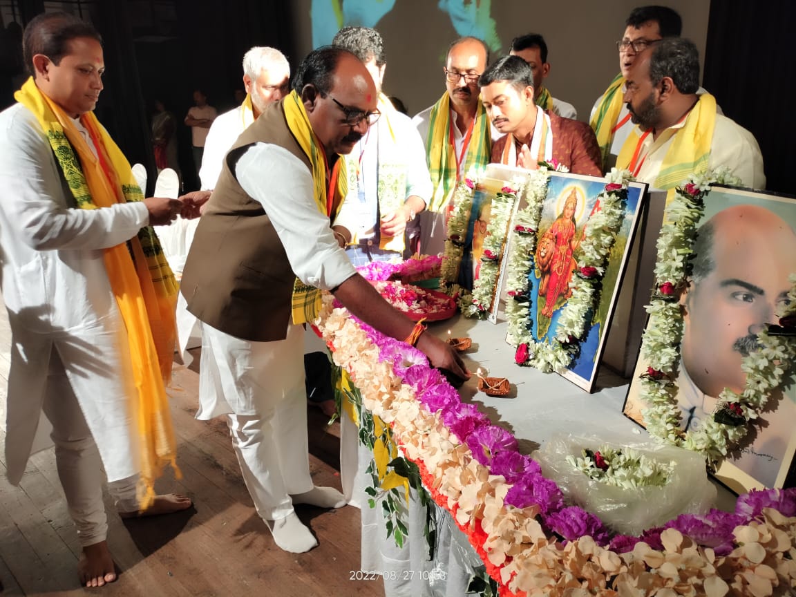 BjpScMorchaWB's tweet photo. @BjpScMorchaWB এর রাজ্য কার্যকারিণী বৈঠক পতাকা উত্তোলন ও প্রদীপ প্রজ্বলনের মাধ্যমে শুভারম্ভ হল ICCR সভাগৃহ কোলকাতায়।

উপস্থিত ছিলেন @CTRavi_BJP ji, @LalSinghArya ji,@Amitava_BJP ji, Satish Dhond ji সহ সকল তপশিলী MP, MLA গণ, রাজ্য কমিটির সকল পদাধিকারী ও জেলা নেতৃত্বগণ । https://t.co/XlXrVb5oJZ