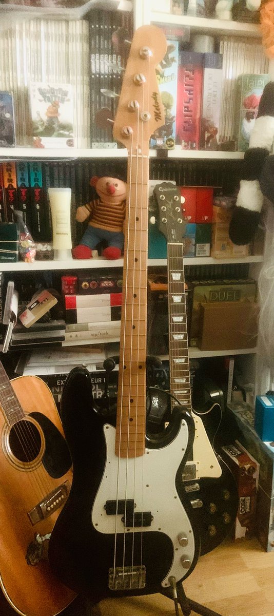 gpciczar's tweet photo. Copie italienne d’une Fender Precision et d’occasion, mais j’ai enfin une basse…
#MusiqueNonStop https://t.co/NheBmbvgy9