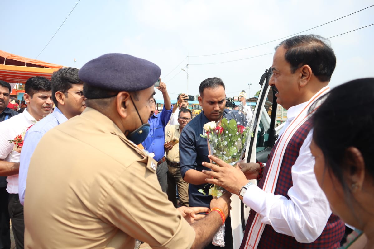 #kanpurouterpolice
आज दिनाँक 27.08.2022 को ग्राम किशनपुर थानाक्षेत्र महाराजपुर के कान्हा गौशाला में माननीय उप मुख्य मन्त्री उ0प्र0 श्री केशव प्रसाद मौर्य के गौ-पूजन एवं वृक्षारोपण कार्यक्रम को पुलिस अधीक्षक कानपुर आउटर द्वारा सकुशल सम्पन्न कराया गया।