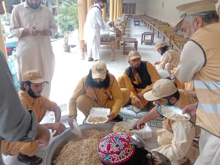 JunaidKhan_JUI's tweet photo. #قائدجمعیت_حضرت_مولانا_فضل_الرحمن_صاحب کے حکم پر
#طوفانی_سیلاب سے متاثرین کیلئے امداد 
#اعجازخان_صوبائی_رہنماء کے طرف سے #ضلع_پشاور سالاراعلی #رحمت_اللہ کے قیادت میں انصار الاسلام رضا کاروں کے امداد بھیجنے میں مصروف https://t.co/B6wldHJs4A