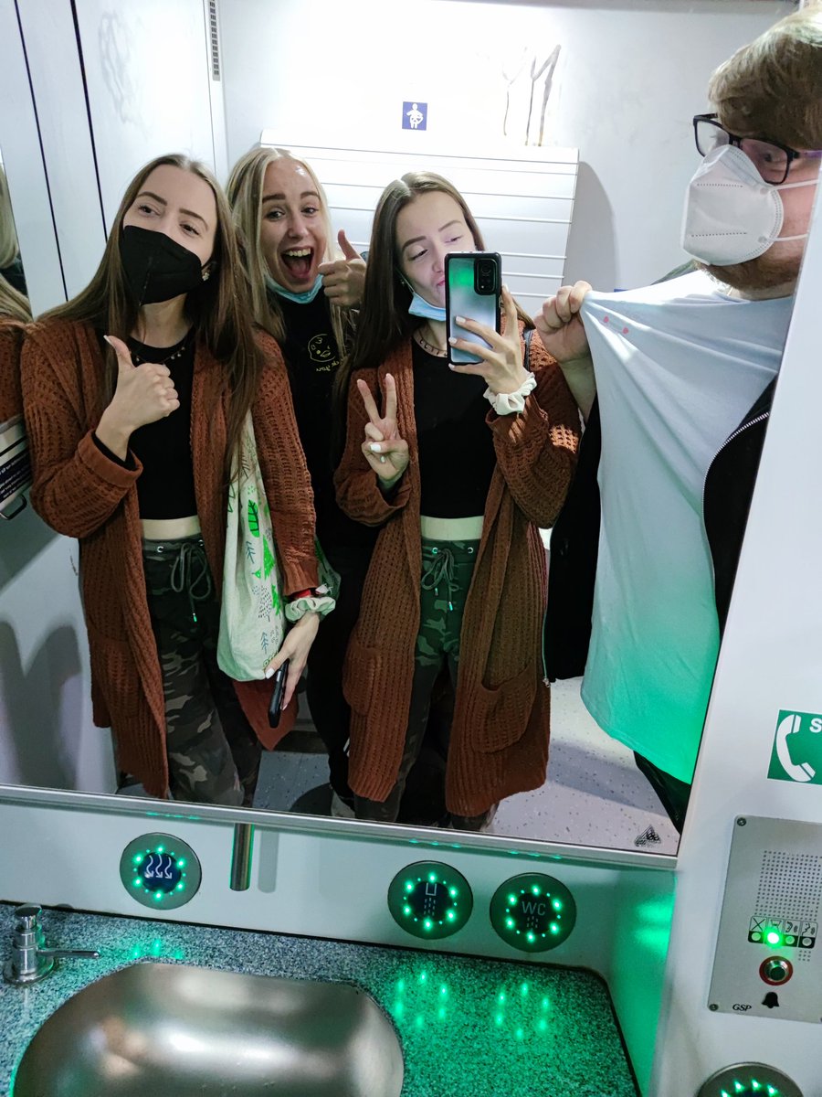 NadiineSardiine's tweet photo. Wenn der Zug sooo voll ist, dass kein Platz zum Stehen und Sitzen ist, dann verbringen wir halt die Fahrt auf der Zugtoilette 😂
#KloGang @AnniGrayGray @Janinehoch2 @PsclDragonBorn 🚽❤️ https://t.co/WwABfqoTKN