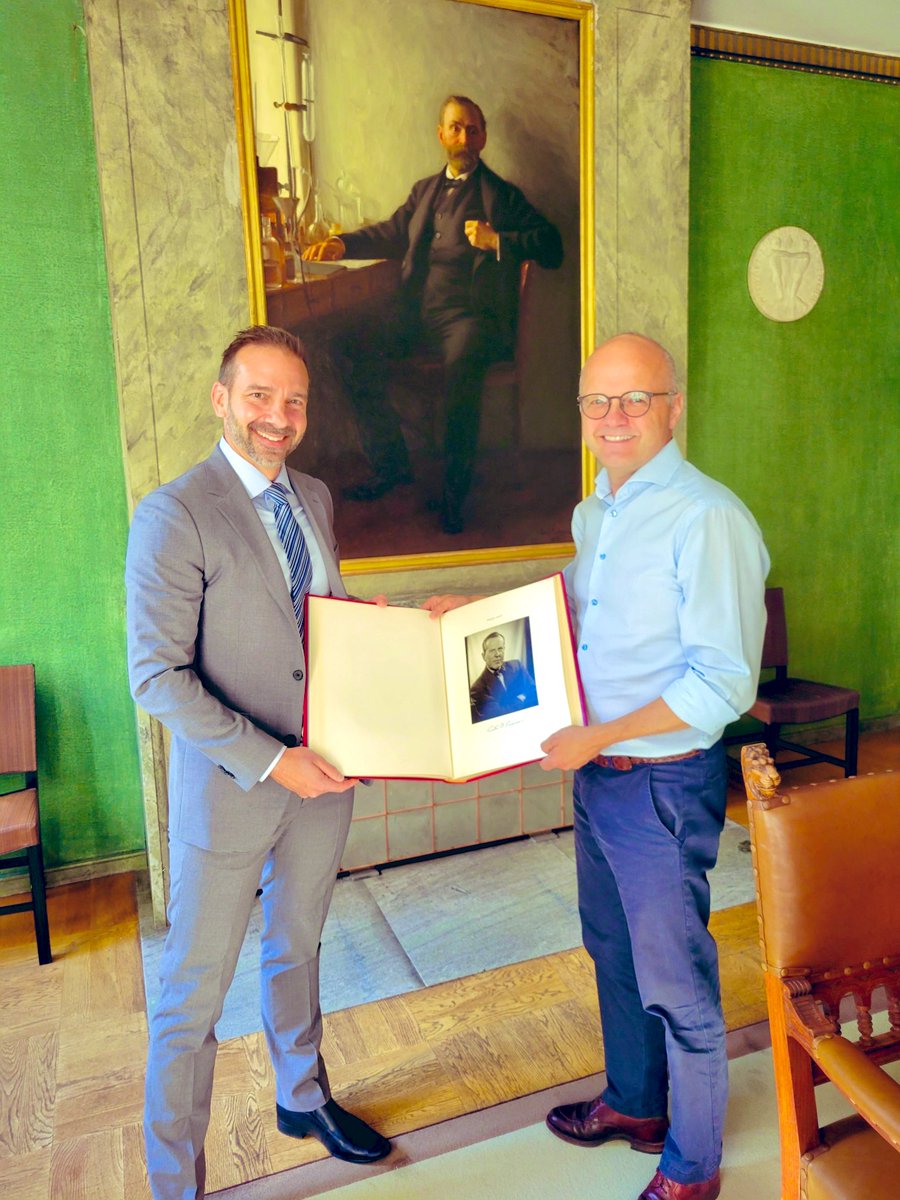 A memorable meeting this past week with @VidarHelgesen, Executive Director of the Nobel Foundation. This is the 1957 #NobelPrize Guest Book and the original signed photo of Lester B. Pearson, 🇨🇦’s 14th Prime Minister and recipient of the Nobel Peace Prize.