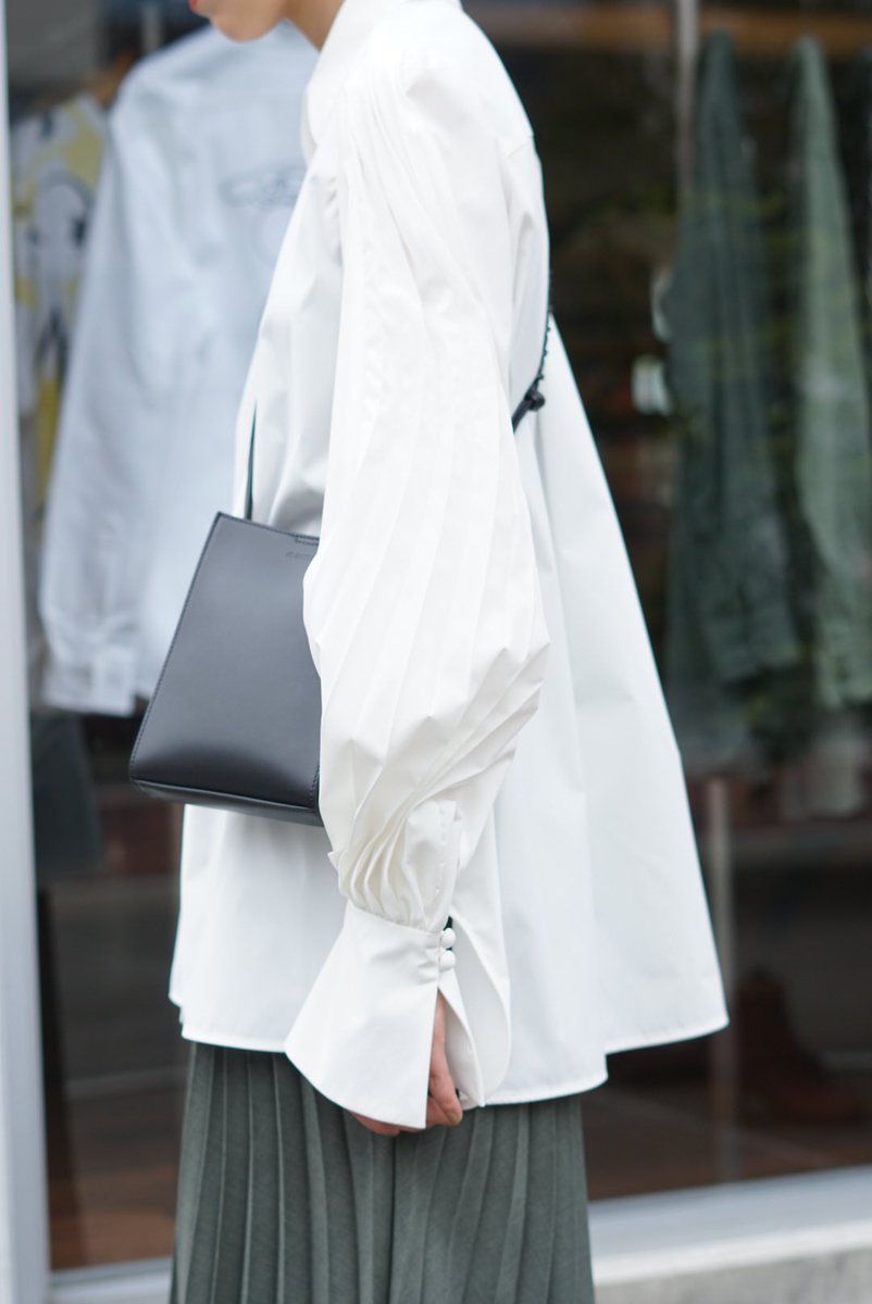 ANNDEARK's tweet photo. 【 Mame Kurogouchi 】
    22FW Collection 

Curved Pleated Shirt

#mamekurogouchi #マメクロゴウチ
https://t.co/vLIAZFt4mk https://t.co/bXkhsNLiBN