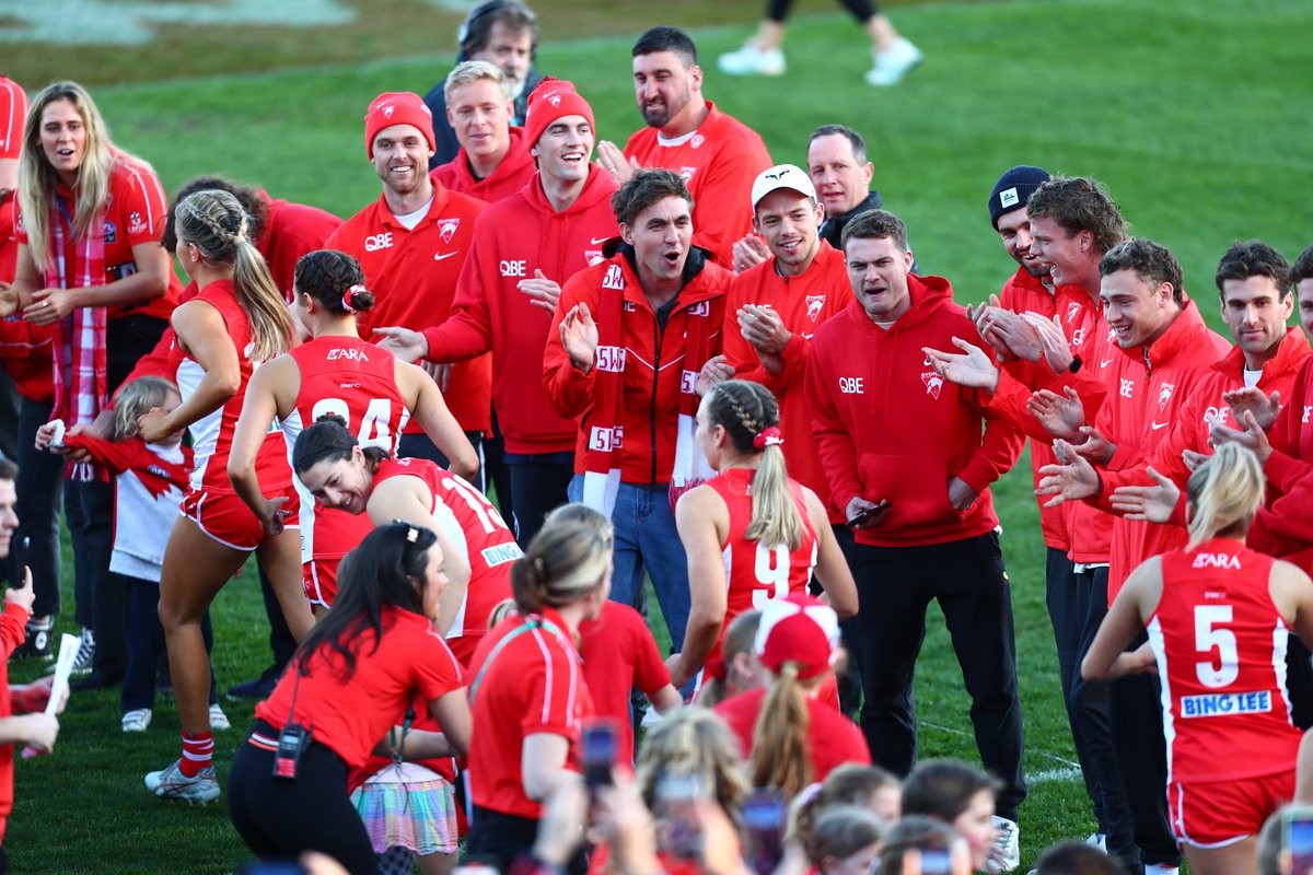 sydneyswans's tweet photo. You can hear the boys through the screen. 

Let's go @SydneySwansAFLW! #Bloods https://t.co/rJxUvrZWW2