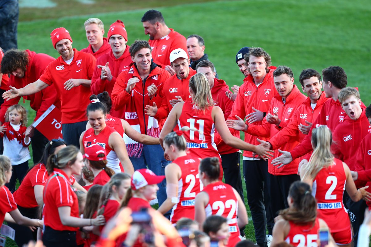 sydneyswans's tweet photo. You can hear the boys through the screen. 

Let's go @SydneySwansAFLW! #Bloods https://t.co/rJxUvrZWW2