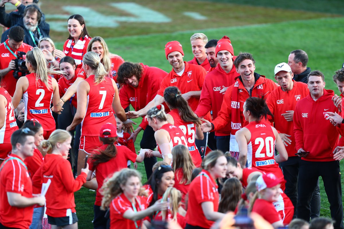 sydneyswans's tweet photo. You can hear the boys through the screen. 

Let's go @SydneySwansAFLW! #Bloods https://t.co/rJxUvrZWW2