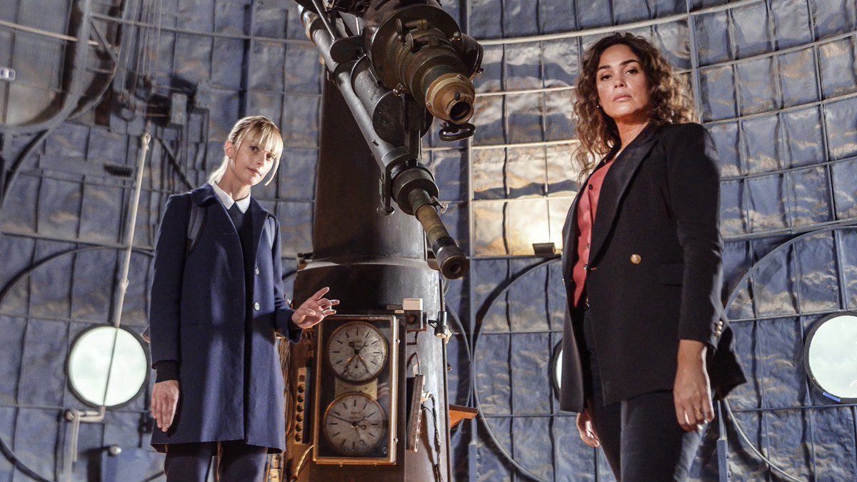 francetvpro's tweet photo. #audiences
 
Hier, vendredi 26/08, @France2tv large leader en prime-time avec la nouvelle saison d'#AstridetRaphaelle
 
Les 2 1ers épisodes de la S3 avec #SaraMortensen et #LolaDewaere ont réuni en moy + de 4,8 M de tsp pour 28,6% de PdA 
 
▶ A revoir sur https://t.co/9jFuekii6j https://t.co/o3y7ZbgpK7