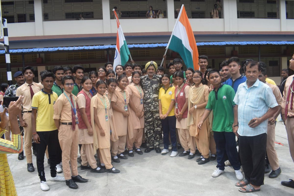 ssbshqrangia's tweet photo. #HarGharTiranga
#FatimaConventSchool,Rangia on 30th July,2022
#PipeBandDisplay
#It was worth the sweat,seeing the happiness of the students, teachers and parents. https://t.co/Iq0Ecmfu2H