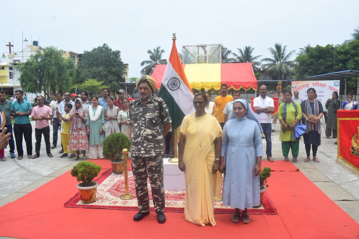 ssbshqrangia's tweet photo. #HarGharTiranga
#FatimaConventSchool,Rangia on 30th July,2022
#PipeBandDisplay
#It was worth the sweat,seeing the happiness of the students, teachers and parents. https://t.co/Iq0Ecmfu2H