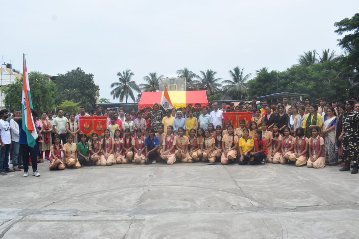ssbshqrangia's tweet photo. #HarGharTiranga
#FatimaConventSchool,Rangia on 30th July,2022
#PipeBandDisplay
#It was worth the sweat,seeing the happiness of the students, teachers and parents. https://t.co/Iq0Ecmfu2H