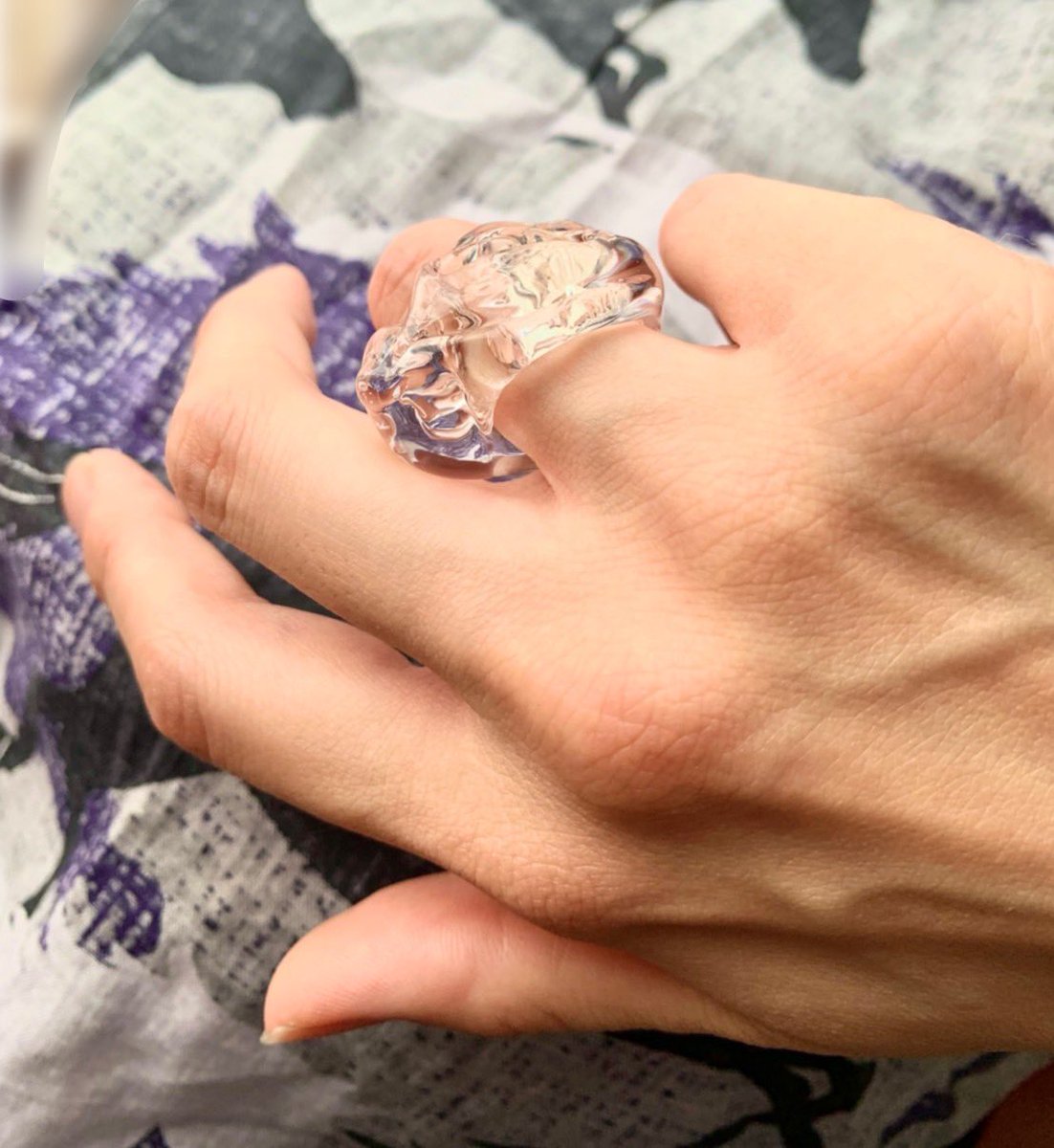 Dear_Bluestar's tweet photo. 気になっていたガラスのリング💍、ピッタリ合うのが見つかったー!!!嬉しい〜😊
いくつか試したけれど、一番最初にピンときた物が一番しっくり吸い付く感じ。やっぱ直感は大事だ。形もお気に入り♪
#高臣大介 #gla_gla https://t.co/jj3CX1rZR2