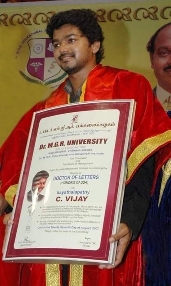 S_A_K_T_H_I_V_J's tweet photo. OTD 15 years ago #Aug27th 2007 Dr.MGR University Honoured @actorvijay with Doctorate award for his extensive philanthropic works 💖
#Beast #Varisu #ThalapathyVijay𓃵 https://t.co/mgWEzbOrWV