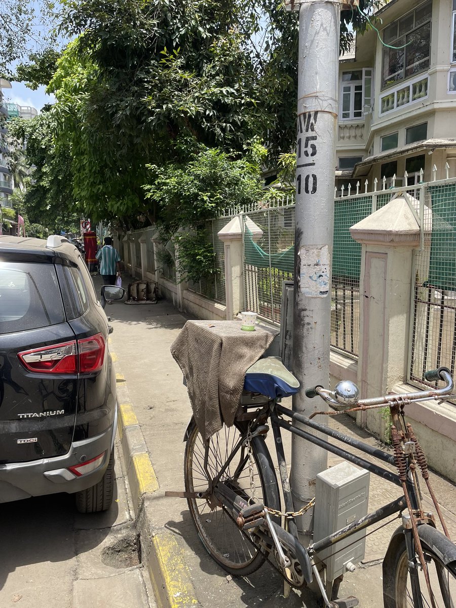 KWestWard2's tweet photo. Sarojini Road Ext (Opp Mc’Donalds, Vile Parle West, Mumbai - 56) Illegal parking on both sides of this narrow road. People parking 2 wheelers on the footpath. Potholes, mud and illegal flower pots have made this lane a breeding ground for mosquitoes. Immediate action is required. https://t.co/eEEbBGgDOY