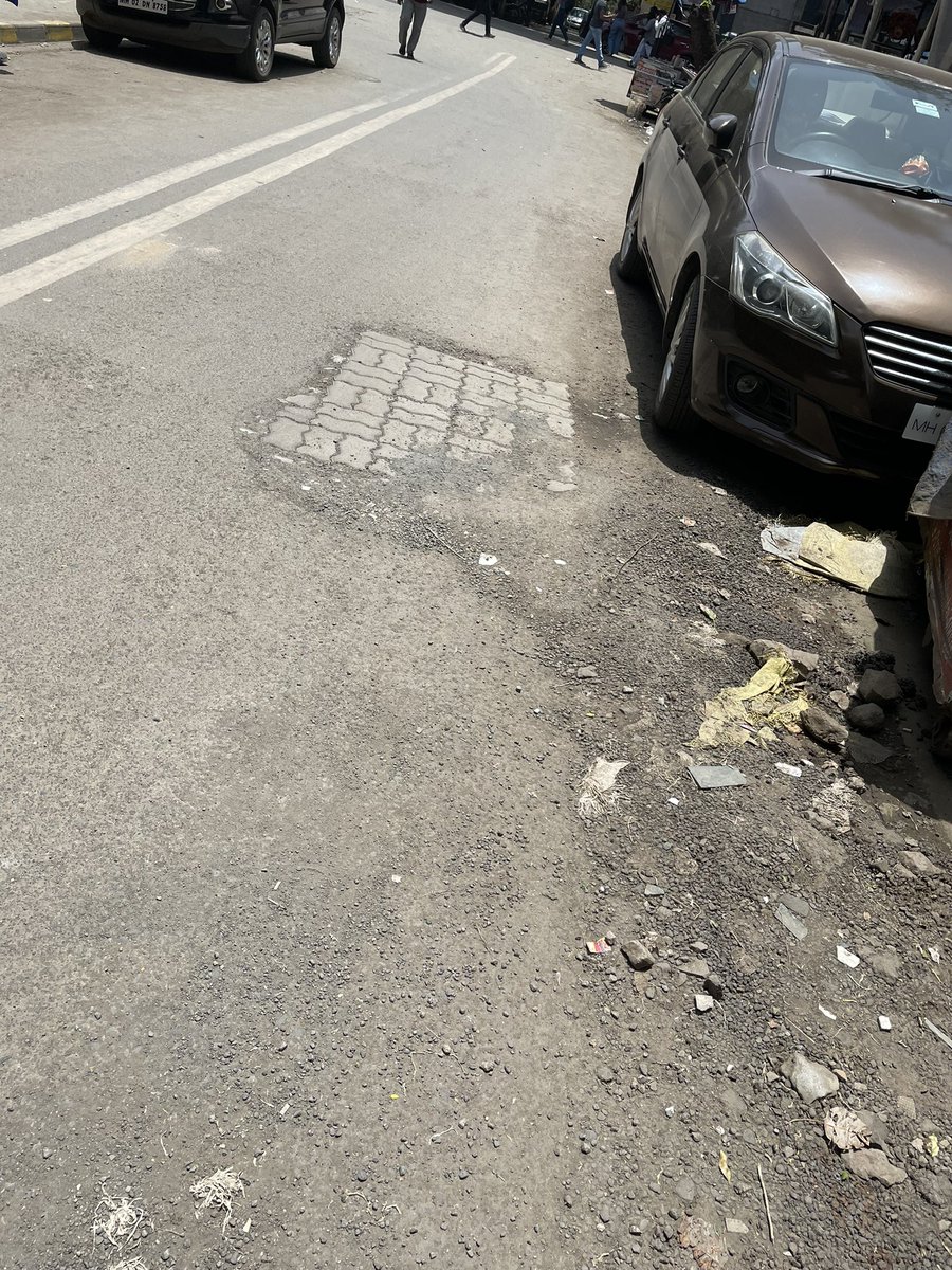 KWestWard2's tweet photo. Sarojini Road Ext (Opp Mc’Donalds, Vile Parle West, Mumbai - 56) Illegal parking on both sides of this narrow road. People parking 2 wheelers on the footpath. Potholes, mud and illegal flower pots have made this lane a breeding ground for mosquitoes. Immediate action is required. https://t.co/eEEbBGgDOY