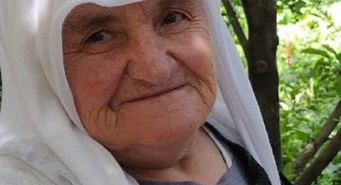 Kürtçe tercüman olmadığı gerekçesiyle 80 yaşındaki hasta tutuklu Makbule Özer’in şikayetini dinlenmemiş. Türkçe ve Kürtçeyi iyi derecede konuşabiliyorum. Makbule Özer'e tercümanlık yapabilirim <a href="/adalet_bakanlik/">T.C. Adalet Bakanlığı</a>. #MakbuleAnaİçinTercümanım