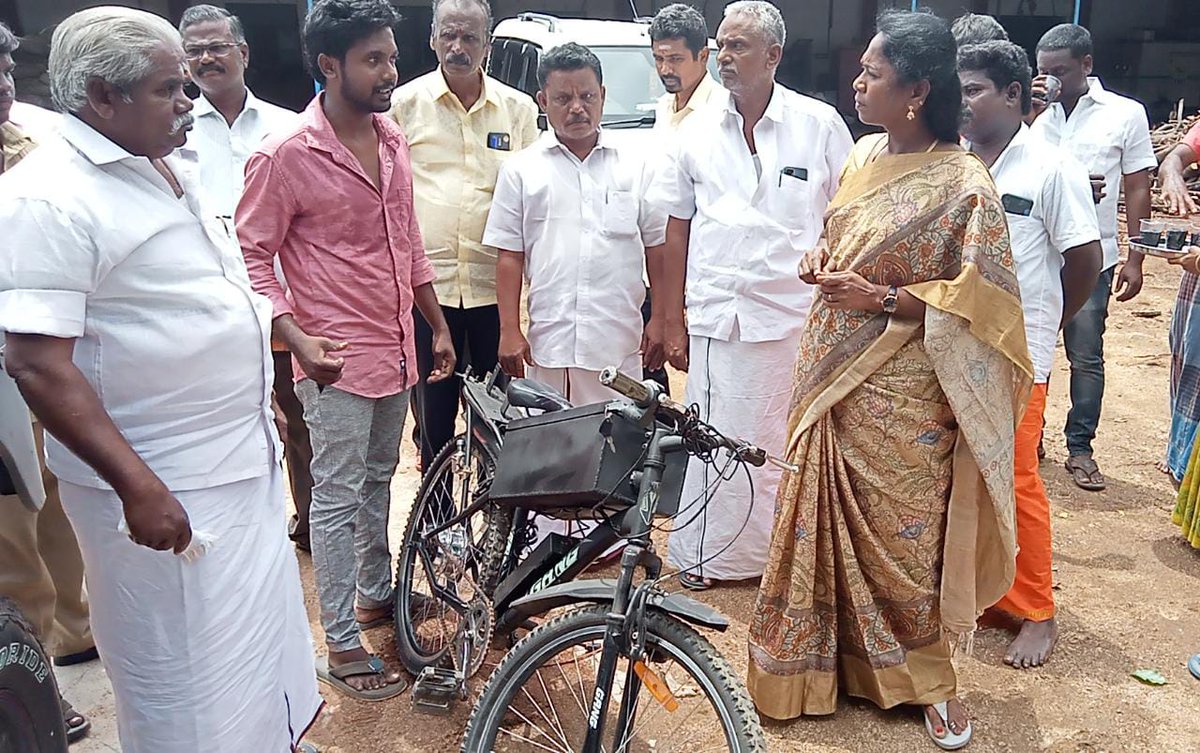 TamilarasiMLA's tweet photo. தனது ஆகச்சிறந்த முயற்சியால் பேட்டரியால் இயங்கும் ஜிப்பை உருவாக்கிய கீழடியைச் சேர்ந்த @GOWTHAM6804 அவர்களை நேரில் சென்று சந்தித்து எனது பாராட்டுக்களை தெரிவித்தேன். @mkstalin @TThenarasu @anandmahindra https://t.co/tXRpe1ta60