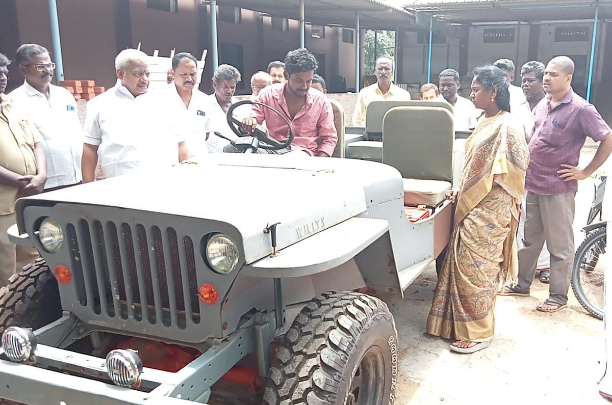 TamilarasiMLA's tweet photo. தனது ஆகச்சிறந்த முயற்சியால் பேட்டரியால் இயங்கும் ஜிப்பை உருவாக்கிய கீழடியைச் சேர்ந்த @GOWTHAM6804 அவர்களை நேரில் சென்று சந்தித்து எனது பாராட்டுக்களை தெரிவித்தேன். @mkstalin @TThenarasu @anandmahindra https://t.co/tXRpe1ta60