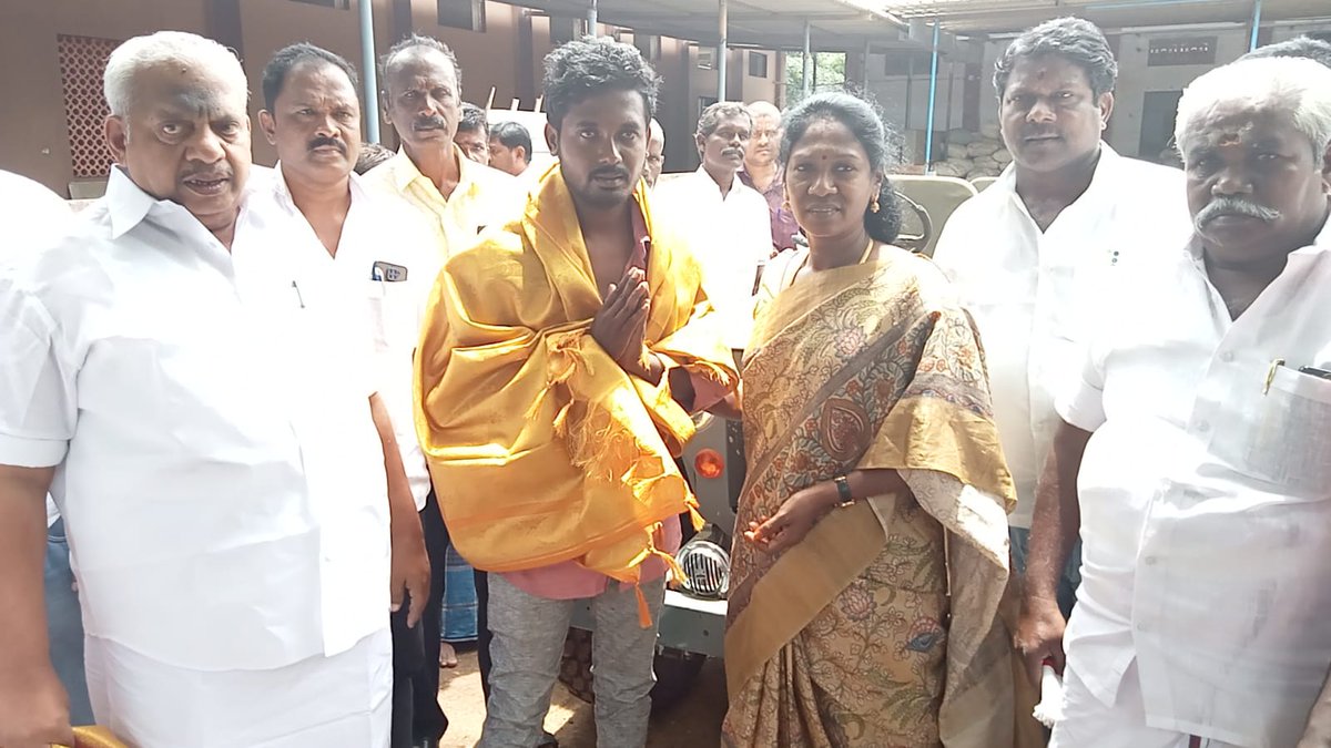 TamilarasiMLA's tweet photo. தனது ஆகச்சிறந்த முயற்சியால் பேட்டரியால் இயங்கும் ஜிப்பை உருவாக்கிய கீழடியைச் சேர்ந்த @GOWTHAM6804 அவர்களை நேரில் சென்று சந்தித்து எனது பாராட்டுக்களை தெரிவித்தேன். @mkstalin @TThenarasu @anandmahindra https://t.co/tXRpe1ta60