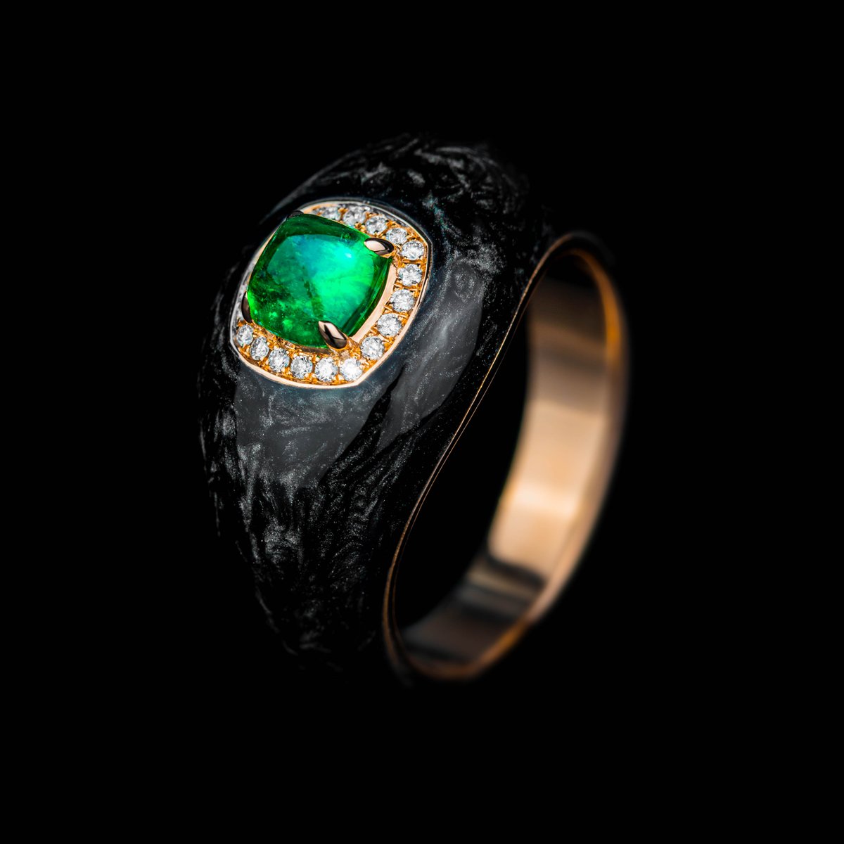 ALAHMARCoLtd's tweet photo. Define #luxury; a Sugarloaf #Emerald accented with melee #diamonds on 18K pink #gold galactic glittering black ceramic bombshell of a #ring.

@alahmarjewelry
https://t.co/xTjAbd1KUY
#craftedtostandout
#BGJF #JGWSingapore
@informamarketsjewellery @bkkgemsofficial https://t.co/iSzyRw3v3D