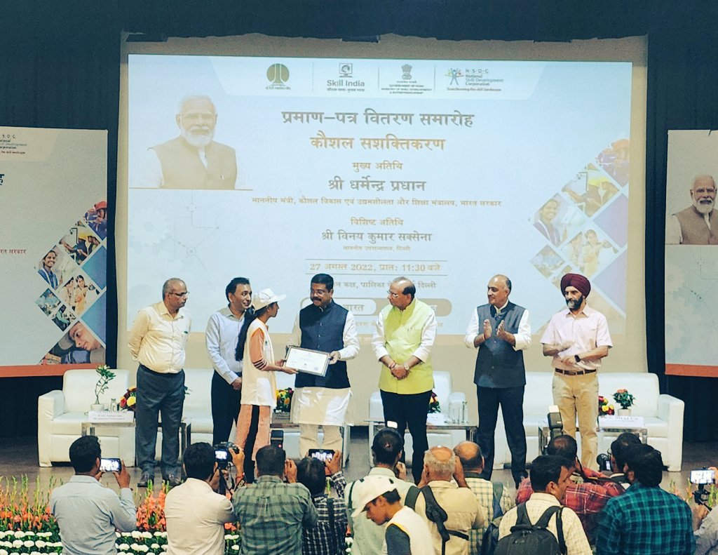 MSDESkillIndia's tweet photo. Hon'ble Minister for Education, Skill Development &amp; Entrepreneurship, Shri Dharmendra Pradhan ji presents skill certificates to NDMC workers for completing Recognition of Prior Learning (RPL) prog. in Delhi today. 900 NDMC workers have been upskilled till date, under the project. https://t.co/g4r7lnN2VC