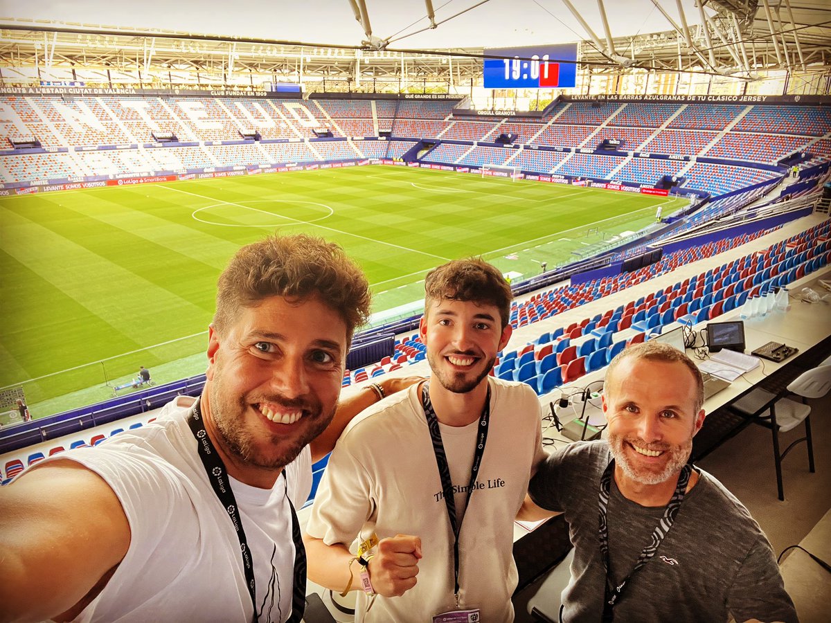 CarlosAyats's tweet photo. Ganas de cantar el primer gol… 

Ganas de narrar la primera victoria…

🎙 Os esperamos El Profe @joselacueva, @alvaroharo_ y yo, a partir de las 20.45h, y hasta que nos echen del Templo, en https://t.co/uQpbPkMLp3

@LevanteUD-@CDTOficial 🐸💪

#SinTregua #MachoLevante #Siempre https://t.co/9xjMriKeTD
