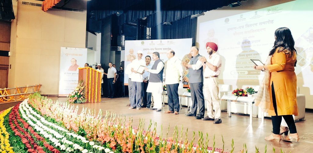 MSDESkillIndia's tweet photo. Hon'ble Minister for Education, Skill Development &amp; Entrepreneurship, Shri Dharmendra Pradhan ji presents skill certificates to NDMC workers for completing Recognition of Prior Learning (RPL) prog. in Delhi today. 900 NDMC workers have been upskilled till date, under the project. https://t.co/g4r7lnN2VC