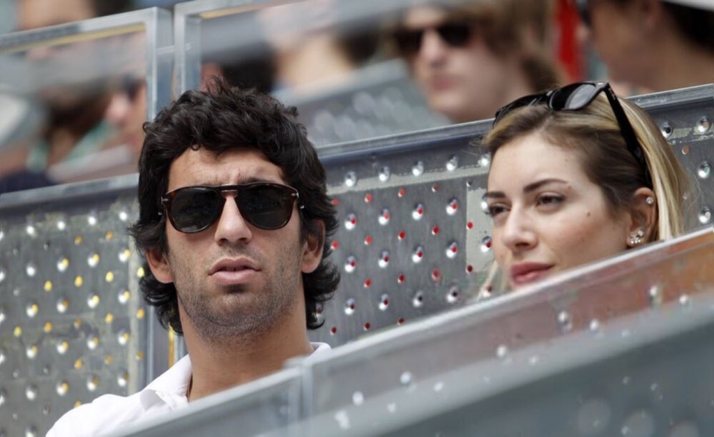 Arda Turan: “Kimse kendini vazgeçilmez sanmasın. Biz bu alemin en güzel kızını bir akşam güneşinde 2 bira ile tarihe gömdük.”