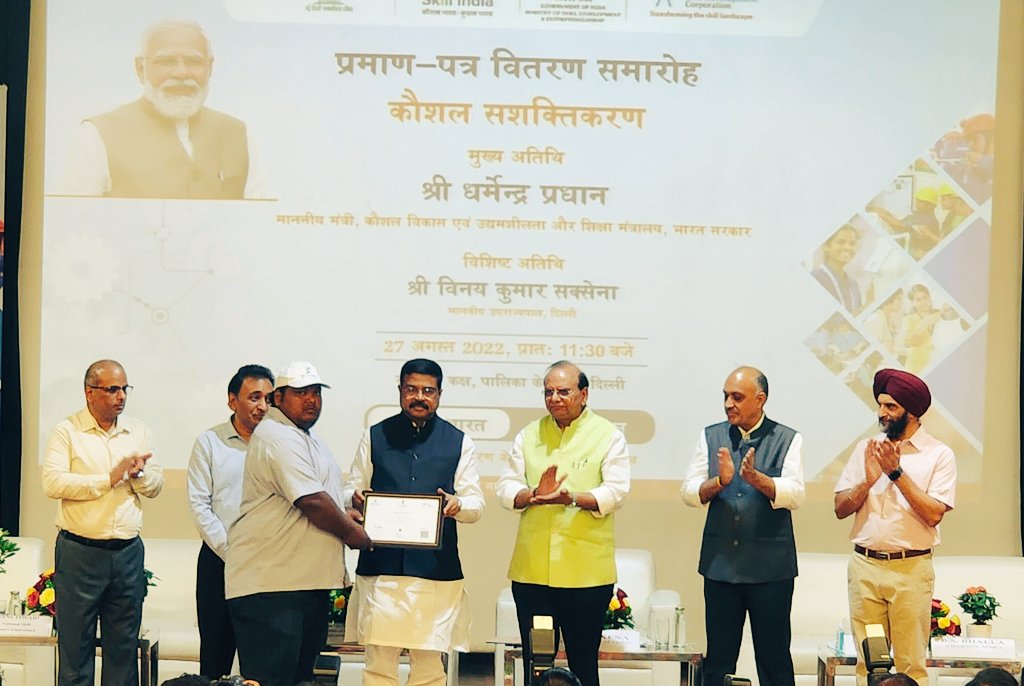 MSDESkillIndia's tweet photo. Hon'ble Minister for Education, Skill Development &amp; Entrepreneurship, Shri Dharmendra Pradhan ji presents skill certificates to NDMC workers for completing Recognition of Prior Learning (RPL) prog. in Delhi today. 900 NDMC workers have been upskilled till date, under the project. https://t.co/g4r7lnN2VC