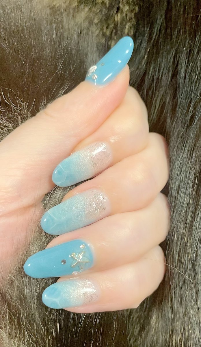「ここ2〜3日やっと少し涼しくなってきた?夏バテ甚だしいので、ネイルもちょっと涼し」|葛井美鳥@「執筆中につき後宮ではお静かに（3巻）」発売中のイラスト