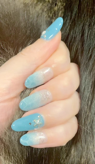 ここ2〜3日やっと少し涼しくなってきた?夏バテ甚だしいので、ネイルもちょっと涼しい感じに。夏の終わりの海っぽく(猫の尻尾を添えてw) 