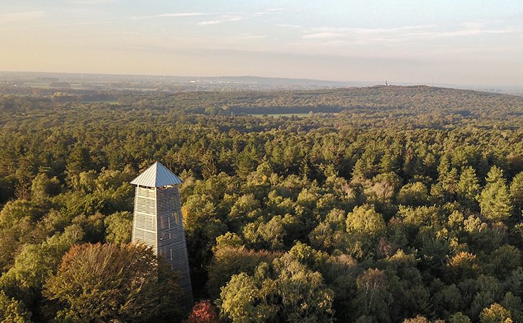 "In het bos hangen geen brandmelders"
Momenteel is alles kurkdroog. Nog steeds geldt brandrisico fase 2. 
Dus totaal geen  open vuur ivm risico overslaan vuur/ neerslaan vonkenregen.  Ook  geen vuurstook van snoeihout/ schoon hout. Verleende vergunningen zijn ingetrokken.
