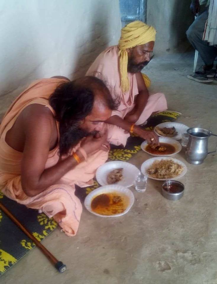 भक्त प्रसाद ग्रहण करते हुये .....