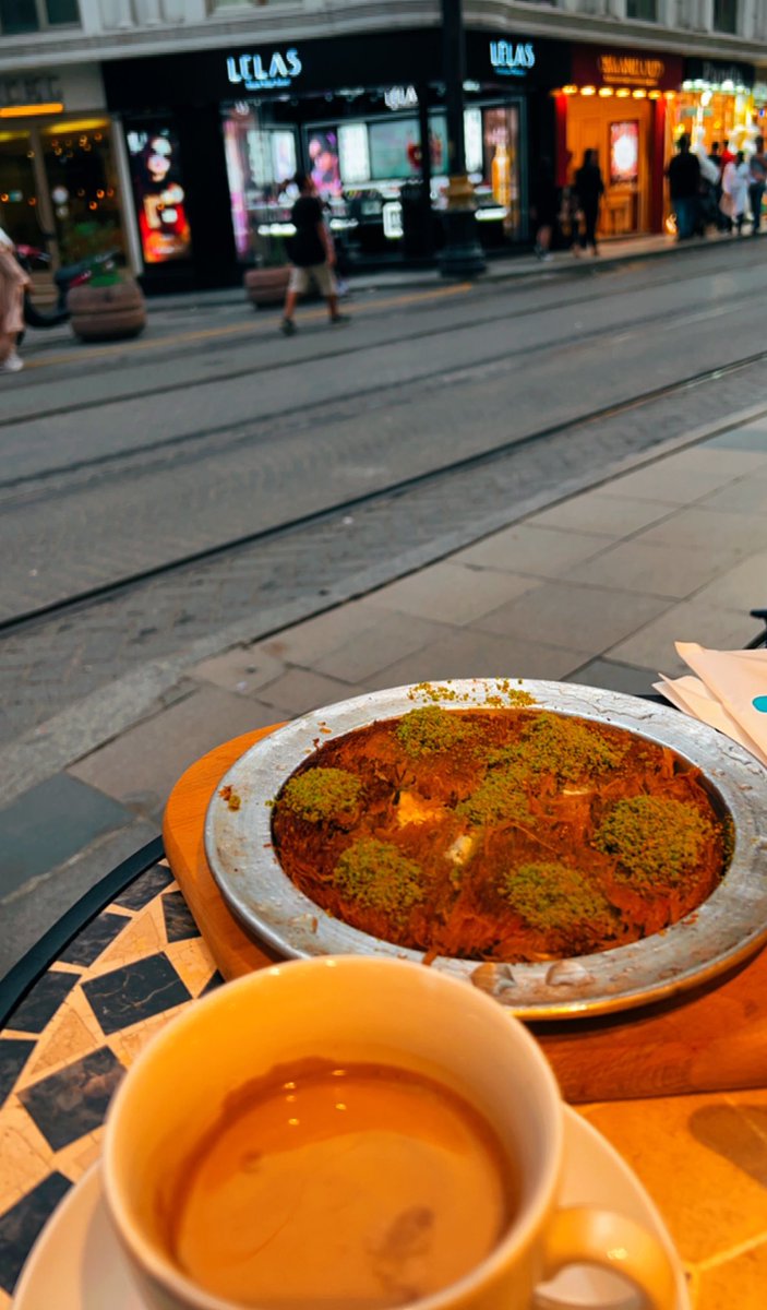 -

اللهم لا نهاية مع شخص رأيتَ الحياه قربه 🤍