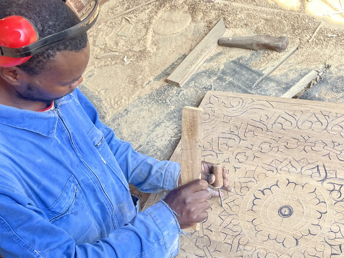 lamano243's tweet photo. L’un de nos bijoux! Notre Sculpteur pour la décoration vos meubles quelque soit le model! Respectons nos talents! Cet homme est exceptionnel 🫡 #handemade #talentdafrique #woodworking #boislocal #madeincongo @lamano243 https://t.co/z08fd4ZGfo