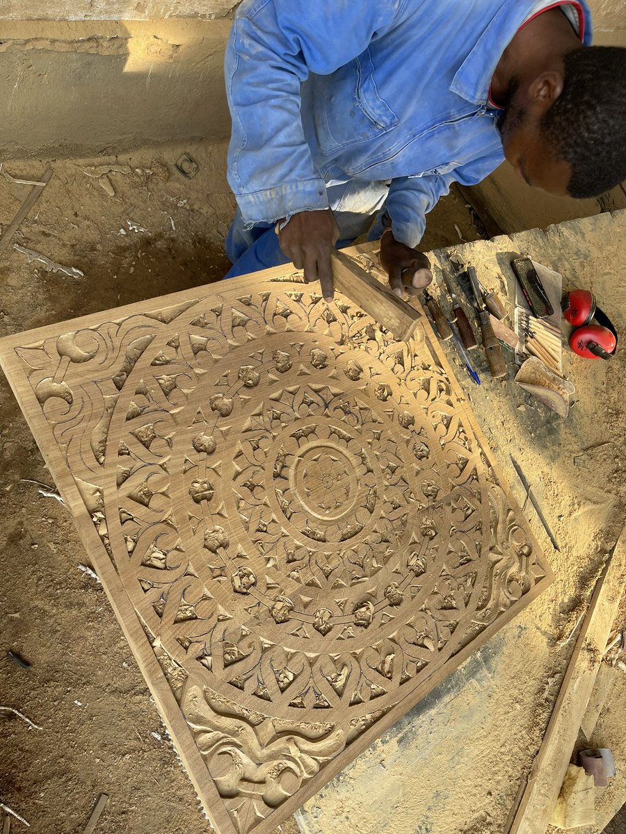 lamano243's tweet photo. L’un de nos bijoux! Notre Sculpteur pour la décoration vos meubles quelque soit le model! Respectons nos talents! Cet homme est exceptionnel 🫡 #handemade #talentdafrique #woodworking #boislocal #madeincongo @lamano243 https://t.co/z08fd4ZGfo