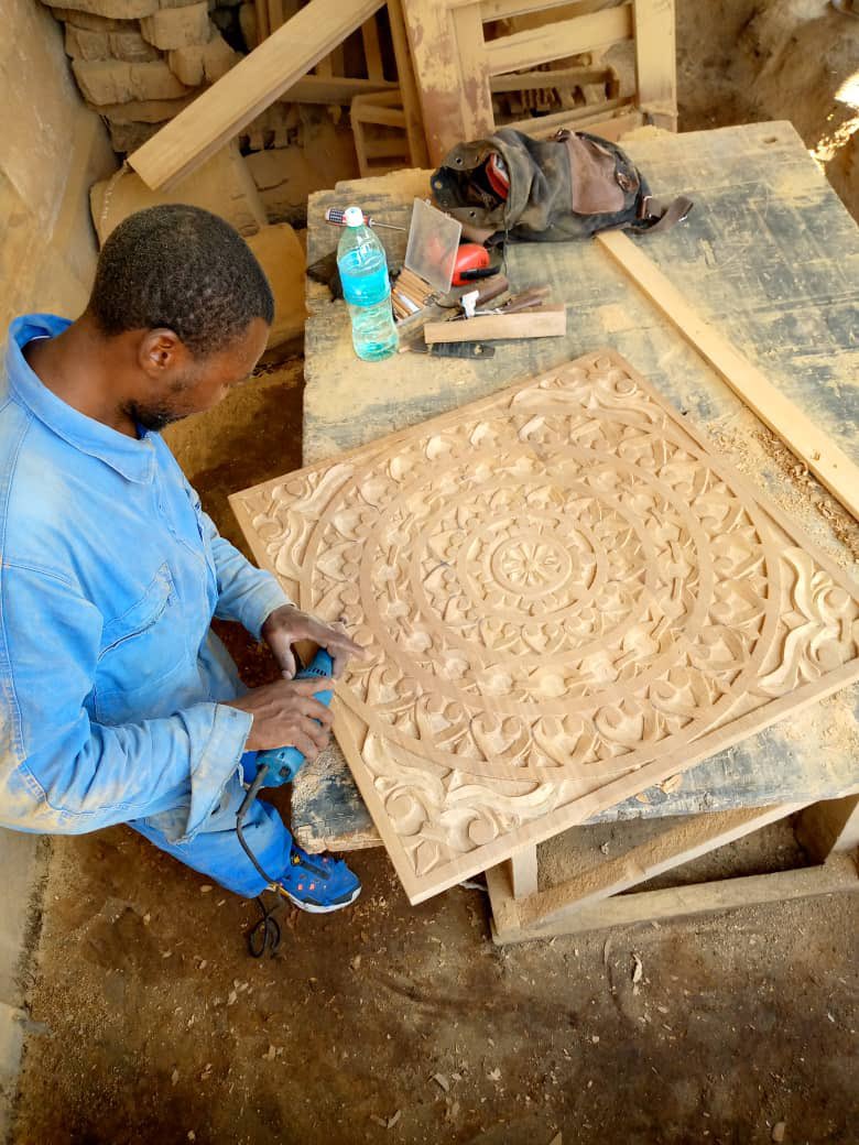 lamano243's tweet photo. L’un de nos bijoux! Notre Sculpteur pour la décoration vos meubles quelque soit le model! Respectons nos talents! Cet homme est exceptionnel 🫡 #handemade #talentdafrique #woodworking #boislocal #madeincongo @lamano243 https://t.co/z08fd4ZGfo
