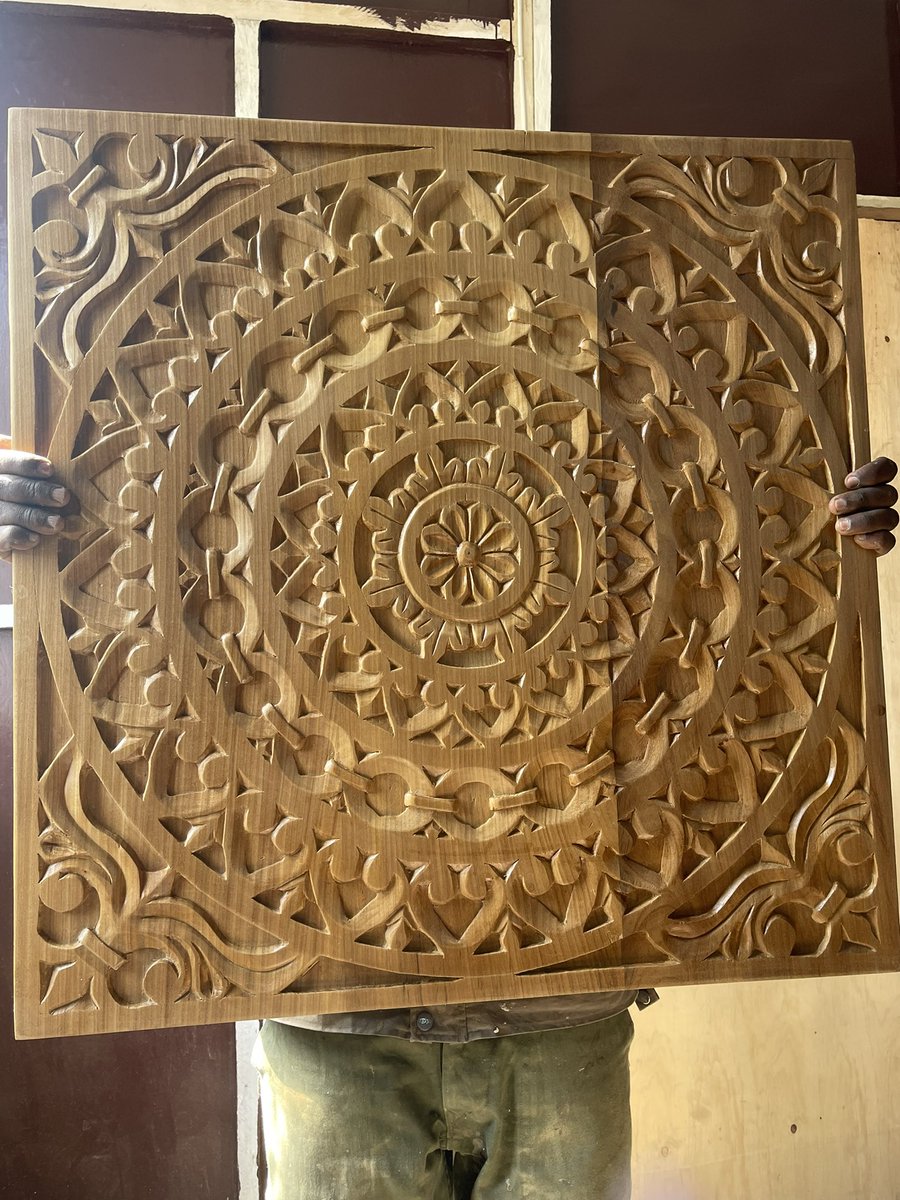lamano243's tweet photo. L’un de nos bijoux! Notre Sculpteur pour la décoration vos meubles quelque soit le model! Respectons nos talents! Cet homme est exceptionnel 🫡 #handemade #talentdafrique #woodworking #boislocal #madeincongo @lamano243 https://t.co/z08fd4ZGfo