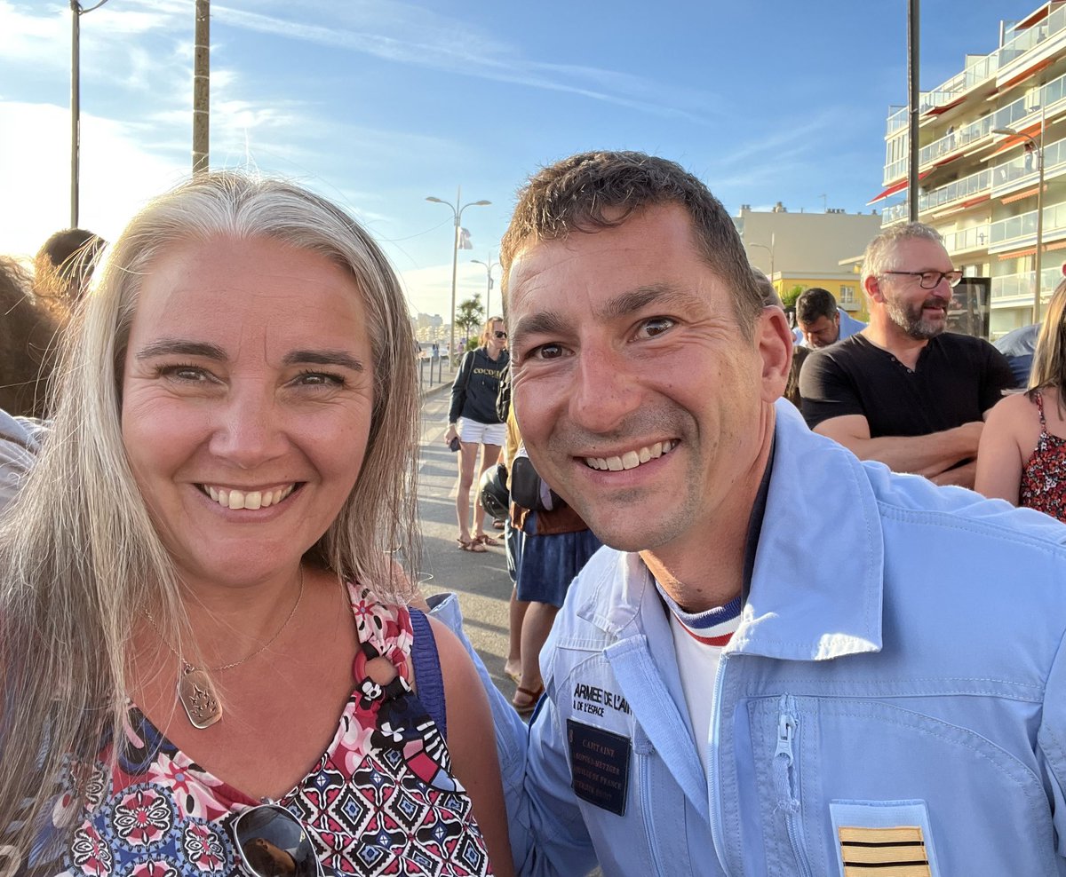 Brigitte_Ba's tweet photo. Un grand merci aux Ambassadeurs de l’@Armee_de_lair, pilotes @PAFofficiel et parachutistes, pour leur générosité et leur enthousiasme communicatif à @pornichet44 à l’issue de leurs magnifiques démonstrations pendant le meeting #PleinVol. J’en ai pris plein les yeux ;D https://t.co/cN0Wo63Z5H
