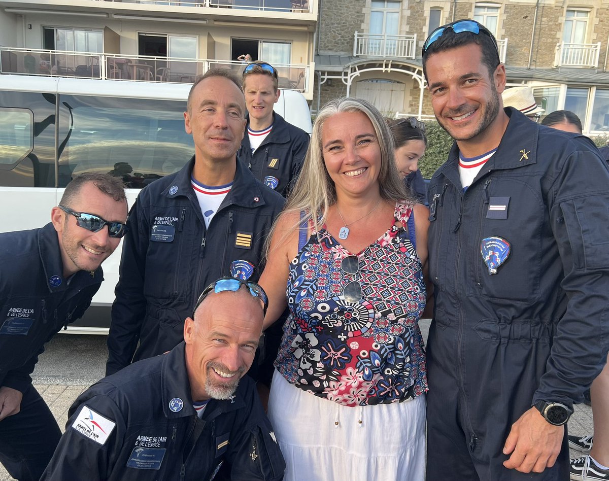Brigitte_Ba's tweet photo. Un grand merci aux Ambassadeurs de l’@Armee_de_lair, pilotes @PAFofficiel et parachutistes, pour leur générosité et leur enthousiasme communicatif à @pornichet44 à l’issue de leurs magnifiques démonstrations pendant le meeting #PleinVol. J’en ai pris plein les yeux ;D https://t.co/cN0Wo63Z5H