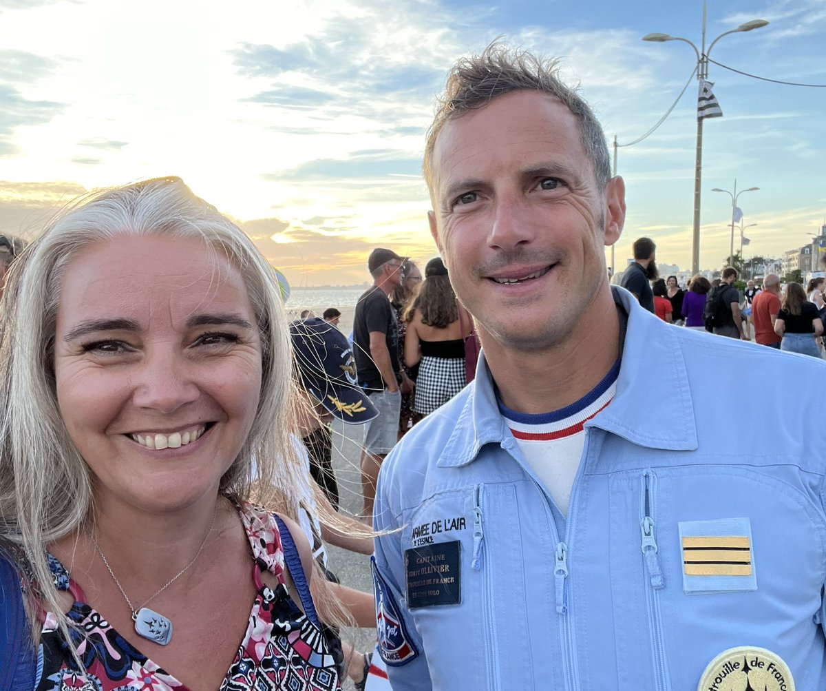 Brigitte_Ba's tweet photo. Un grand merci aux Ambassadeurs de l’@Armee_de_lair, pilotes @PAFofficiel et parachutistes, pour leur générosité et leur enthousiasme communicatif à @pornichet44 à l’issue de leurs magnifiques démonstrations pendant le meeting #PleinVol. J’en ai pris plein les yeux ;D https://t.co/cN0Wo63Z5H