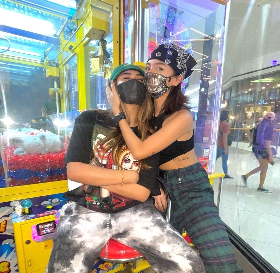 lalalimario's tweet photo. POTANG-- WAG NYO KONG HAWAKAN!! SABAY SABAY TAYONG UMIYAK AT MAGWALA 😭😭 SOBRANG DESERVE NYO ANG ISA'T-ISA MGA MAHAL. DI NYO ALAM NA ANDAMI NYONG NAPAPASAYA AT NA I-INSPIRE NA MGA TAO DAHIL SA MGA GINAGAWA NYO. MAHAL NA MAHAL NAMIN KAYO SOBRAAA 🌙🖤@AngelicaGegante @shinayahdc https://t.co/7Ux4y6lhkM