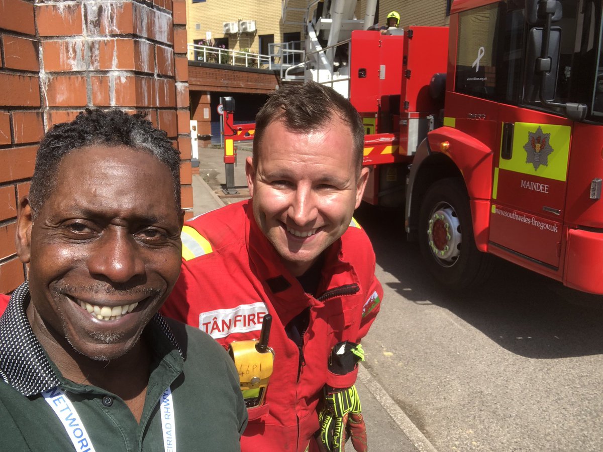 bamos147's tweet photo. Strange incident at a local station yesterday led to a re-unite with SWFRS green watch Maindee crew. After leaving the service 5 yrs ago nice to see excellent collab working between emergency services still working well. @HuwJakeway @GPNewport good job people 👏🏾 https://t.co/xM6YP0jiRw