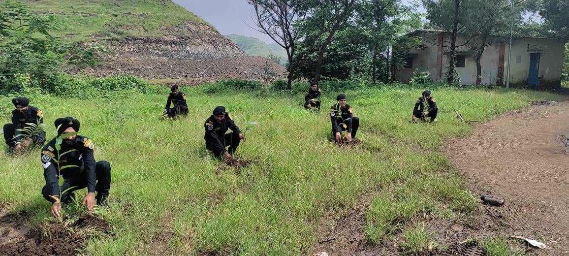 nsgblackcats's tweet photo. A plantation drive was undertaken by Regional Hub Mumbai along with Smiles Foundation, Navi Mumbai and students of schools in remote areas of Navi Mumbai. 10,000 saplings were planted in the villages of  Navi Mumbai, Kharghar, Khalapur, Mahad and Amravati.
@PIBHomeAffairs https://t.co/b7wvT1r75R