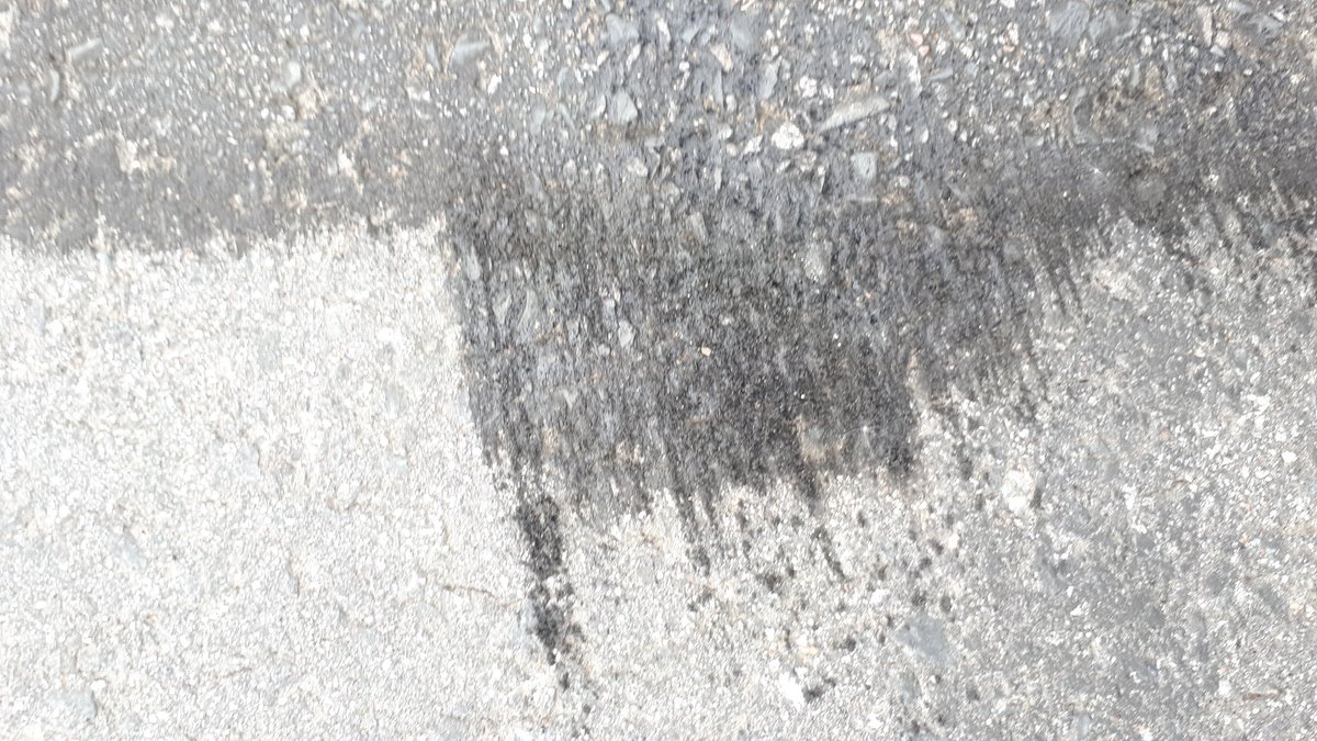 Ecotoxicologo's tweet photo. For my whole life I have seen #tire marks on the asphalt as a result of heavy acceleration or to show off. I was looking for #tireparticles over the black traces but never saw big ones. Today I found some. #microplastics https://t.co/4hI9KoxKNN
