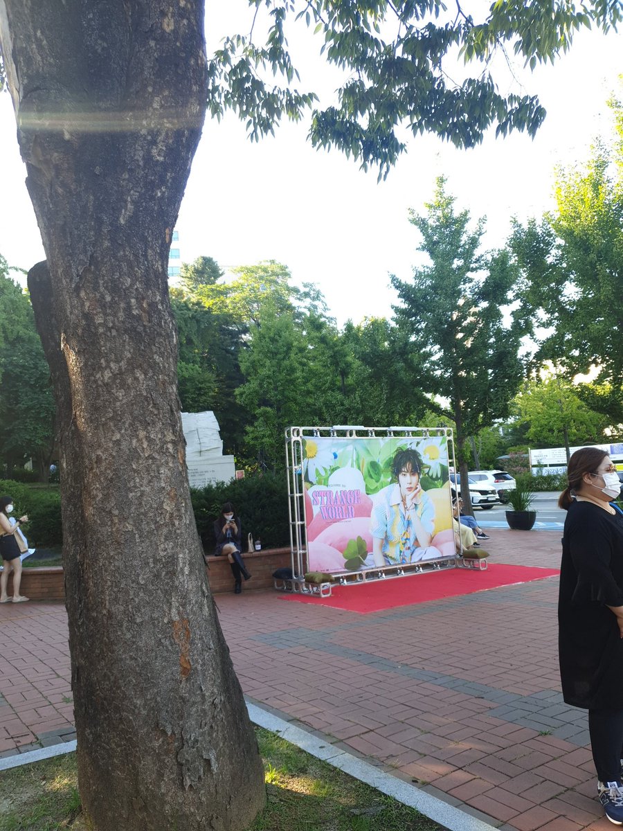 gooreumseng322's tweet image. 햇빛받으면 색이 이뻐요...디자인은 성운 얼굴이랑 글씨체만 이쁘고요...

나눔장소 포토존 옆 대왕 나무입니다 노란색 원피스, 캉골가방을 매고있는 저를 찾아주세요♡

#하성운 나눔~~ 
이 글 또는 메인트윗 RT해주세욥!