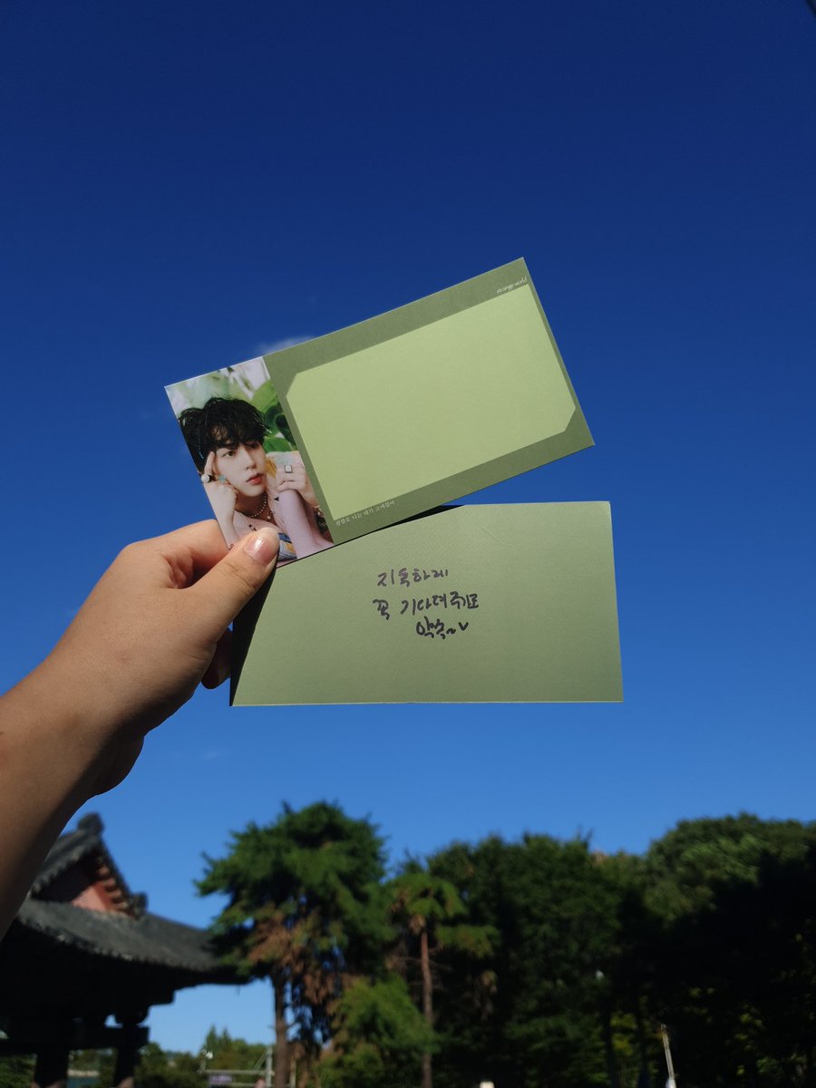 gooreumseng322's tweet image. 햇빛받으면 색이 이뻐요...디자인은 성운 얼굴이랑 글씨체만 이쁘고요...

나눔장소 포토존 옆 대왕 나무입니다 노란색 원피스, 캉골가방을 매고있는 저를 찾아주세요♡

#하성운 나눔~~ 
이 글 또는 메인트윗 RT해주세욥!