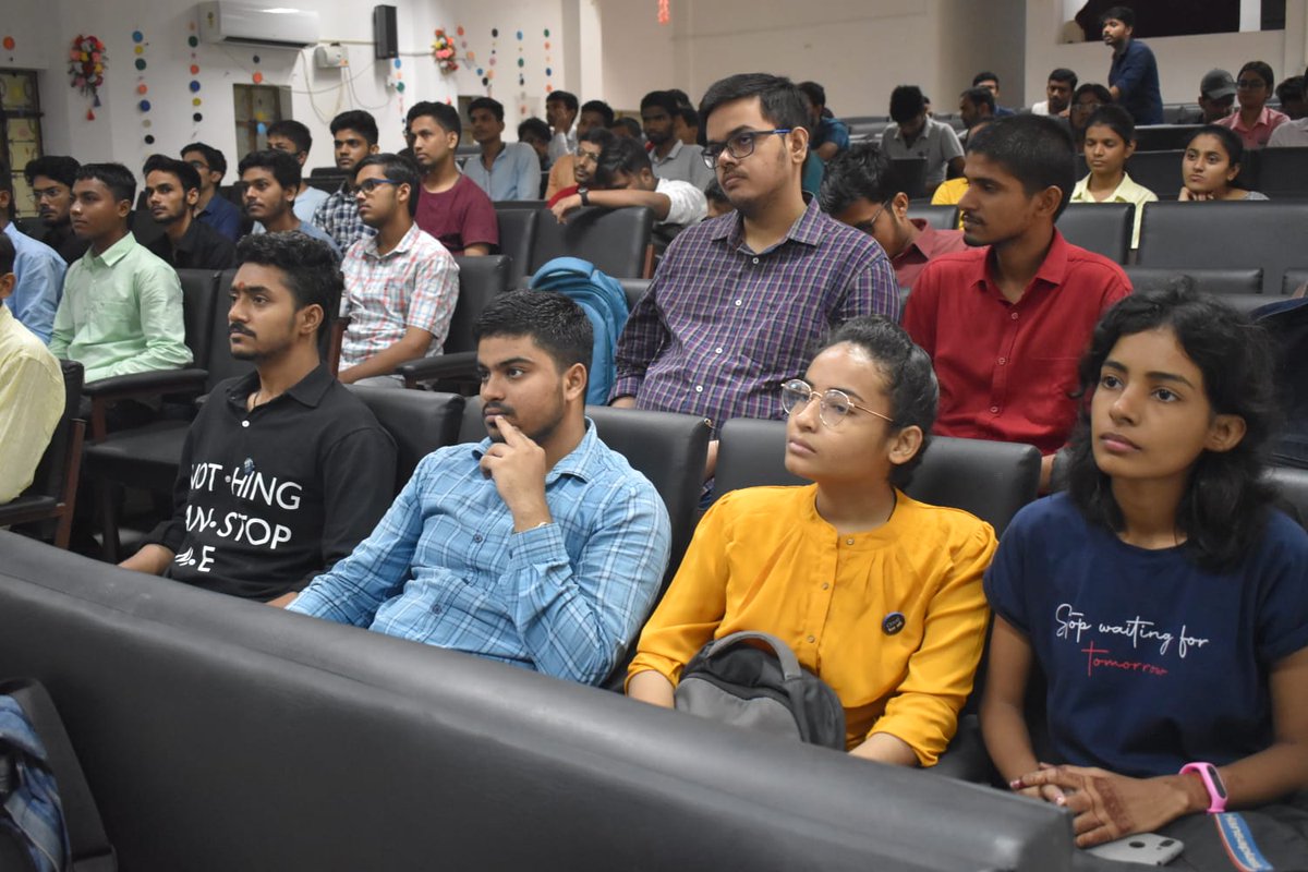 azdevindia's tweet photo. Azure #DevDay #Prayagraj started with a boom. The audience here is incredible. Witness the environment full of learning, networking, and discussions on all things #Azure.

#devdayprayagraj #azuredevday https://t.co/TyZdFAokNA