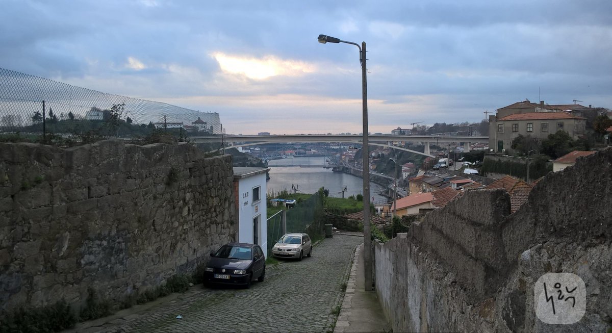 silvanacscorrea's tweet photo. Quase no fim do percurso 5, com a parte 5 tendo início em uma praça que é uma rua, o fim em um exemplo de morada interna e no meio do caminho #OlhaPaisagem do lindo rio Douro. E ainda tem algumas curiosidades desta parte do percurso 5. Bom fim de semana.

https://t.co/jrieXaRbA5 https://t.co/idDqiaNgS9
