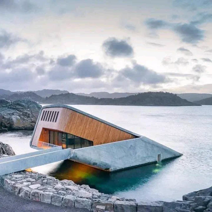 ノルウェイにあるUNDERは、世界最大の水中レストラン。店内の空間がとても味気ないのが残念なのだけど。 